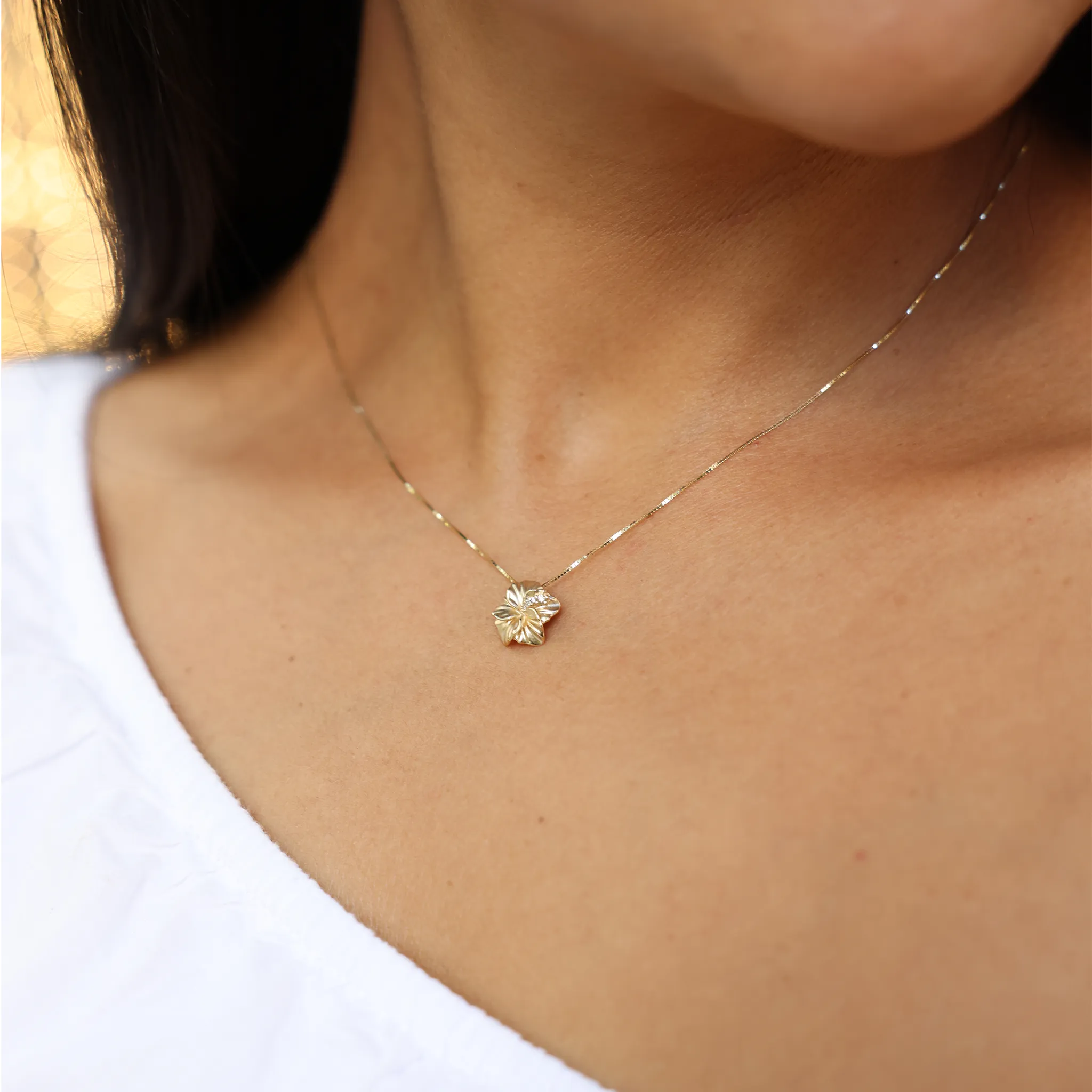 Hawaiian Gardens Hibiscus Pendant in Gold with Diamonds - 11mm