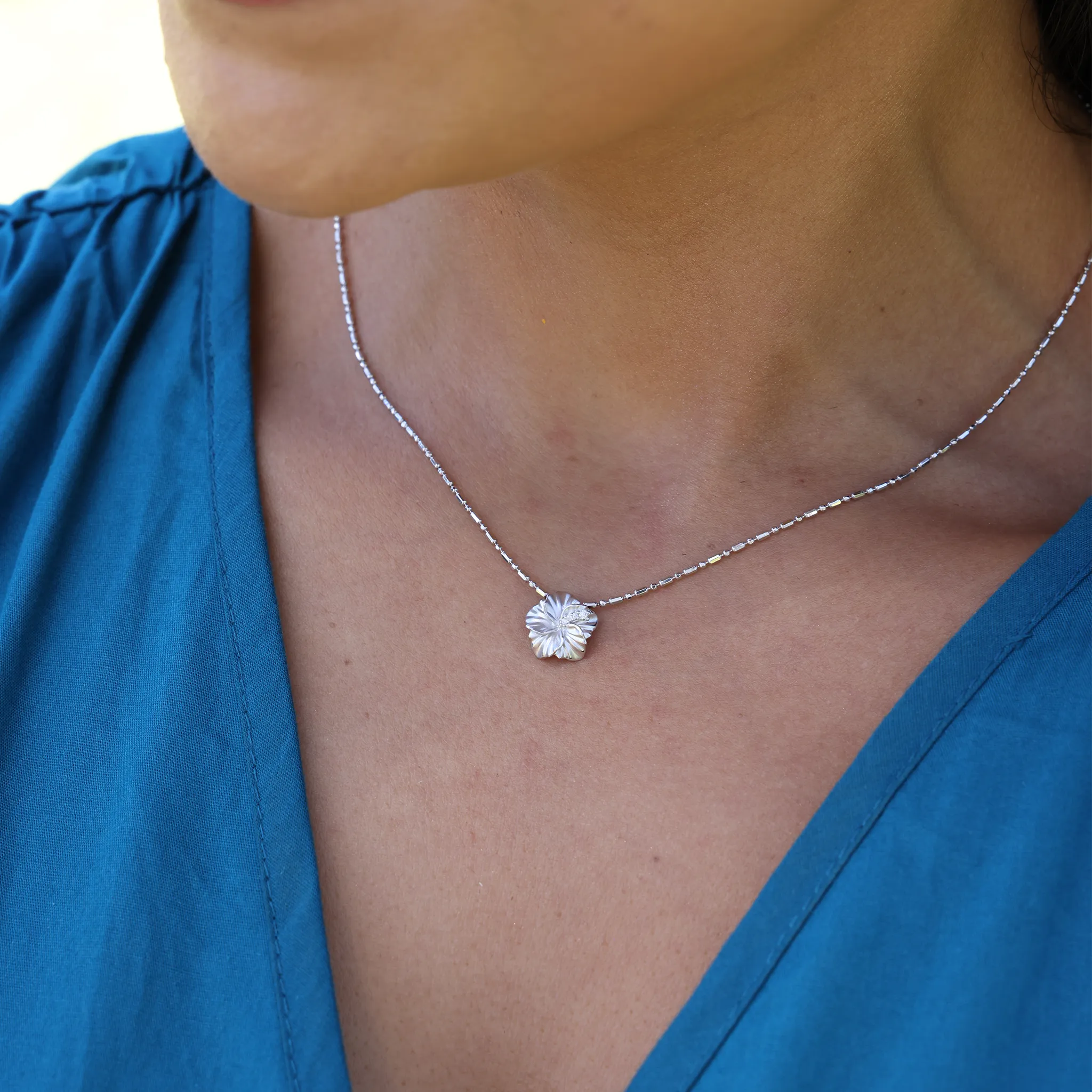 Hawaiian Gardens Hibiscus Pendant in White Gold with Diamonds - 11mm