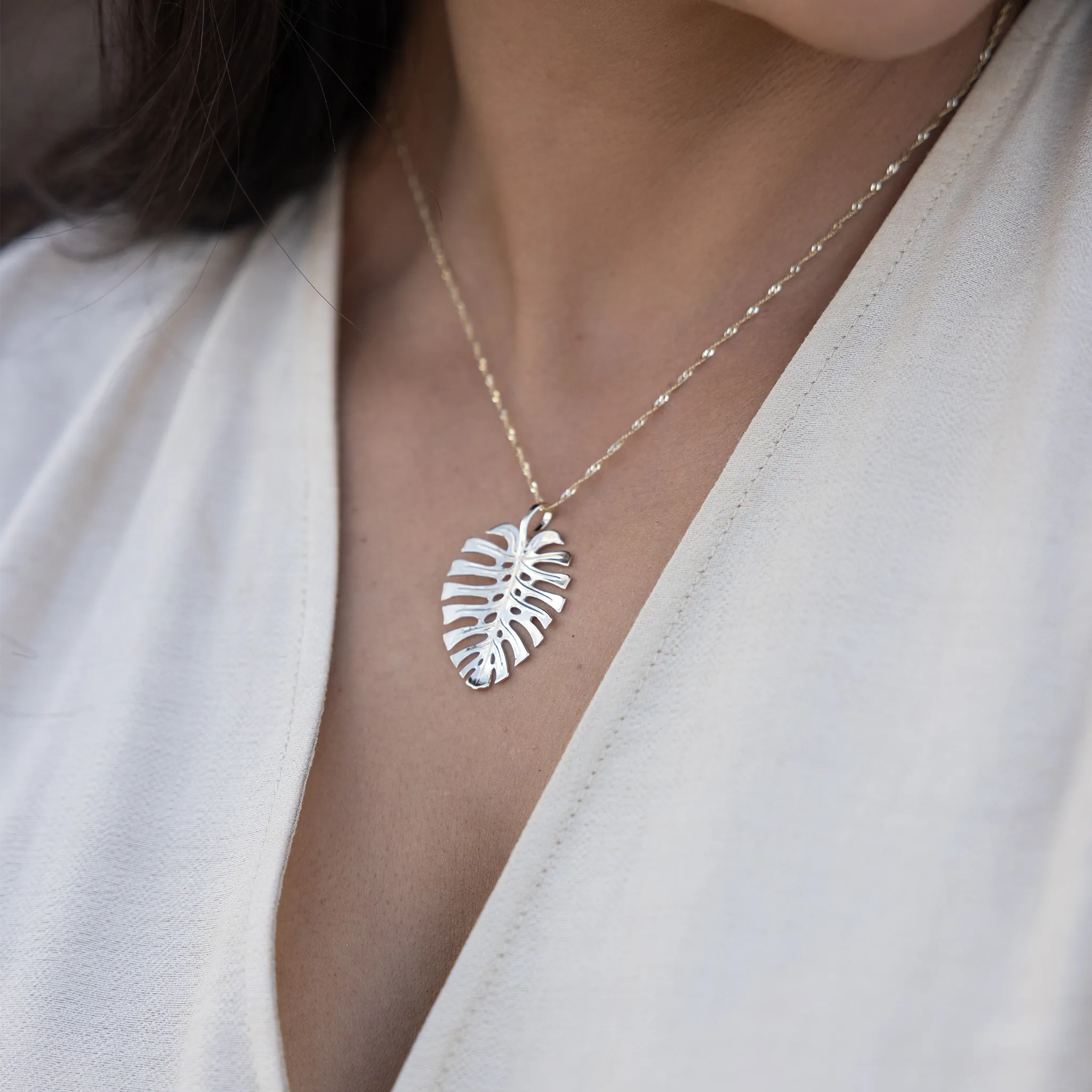 Monstera Pendant in Gold - 30mm