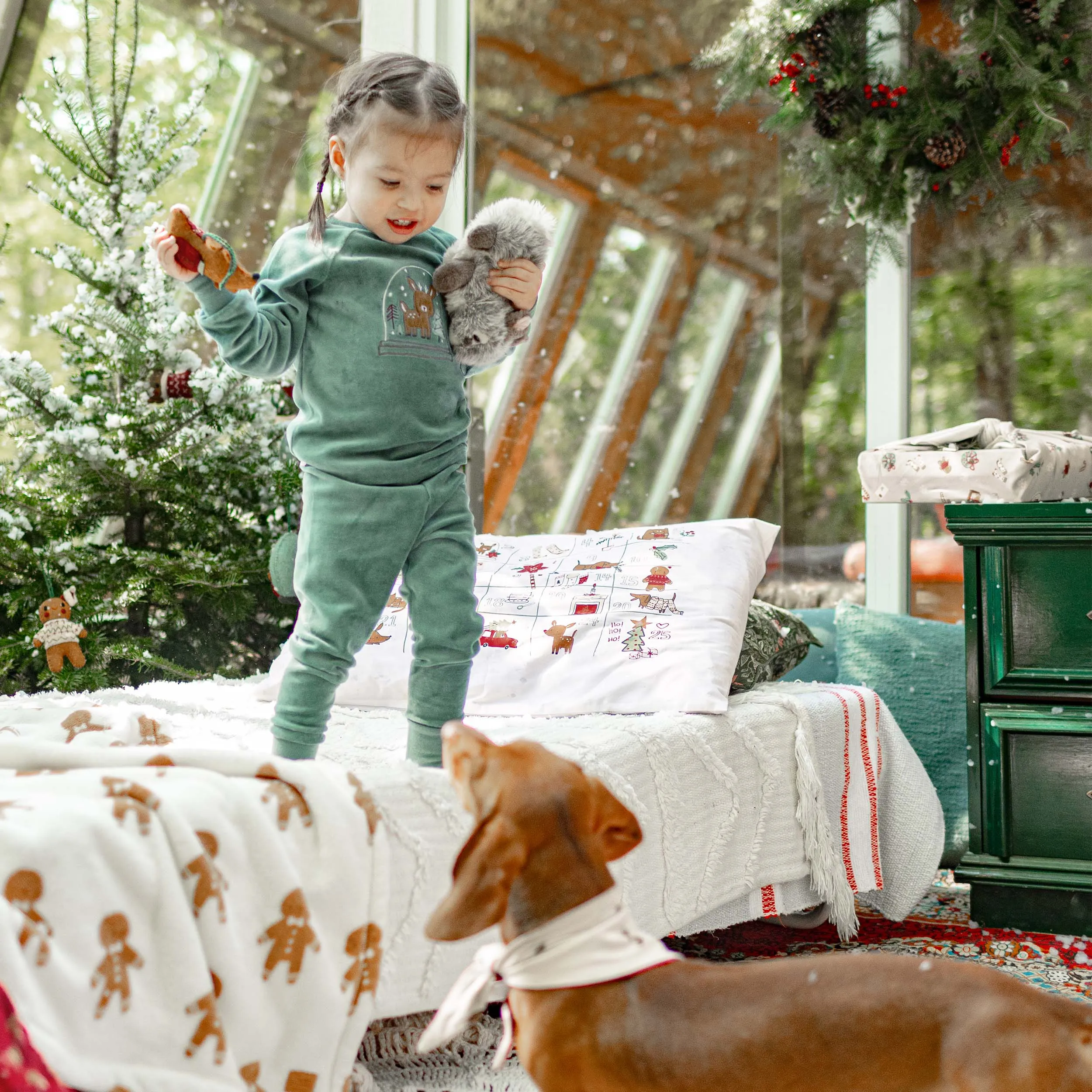 Pyjama des fêtes deux pièces vert forêt en velours, bébé || Forest green two piece holiday pajama in velvet, baby