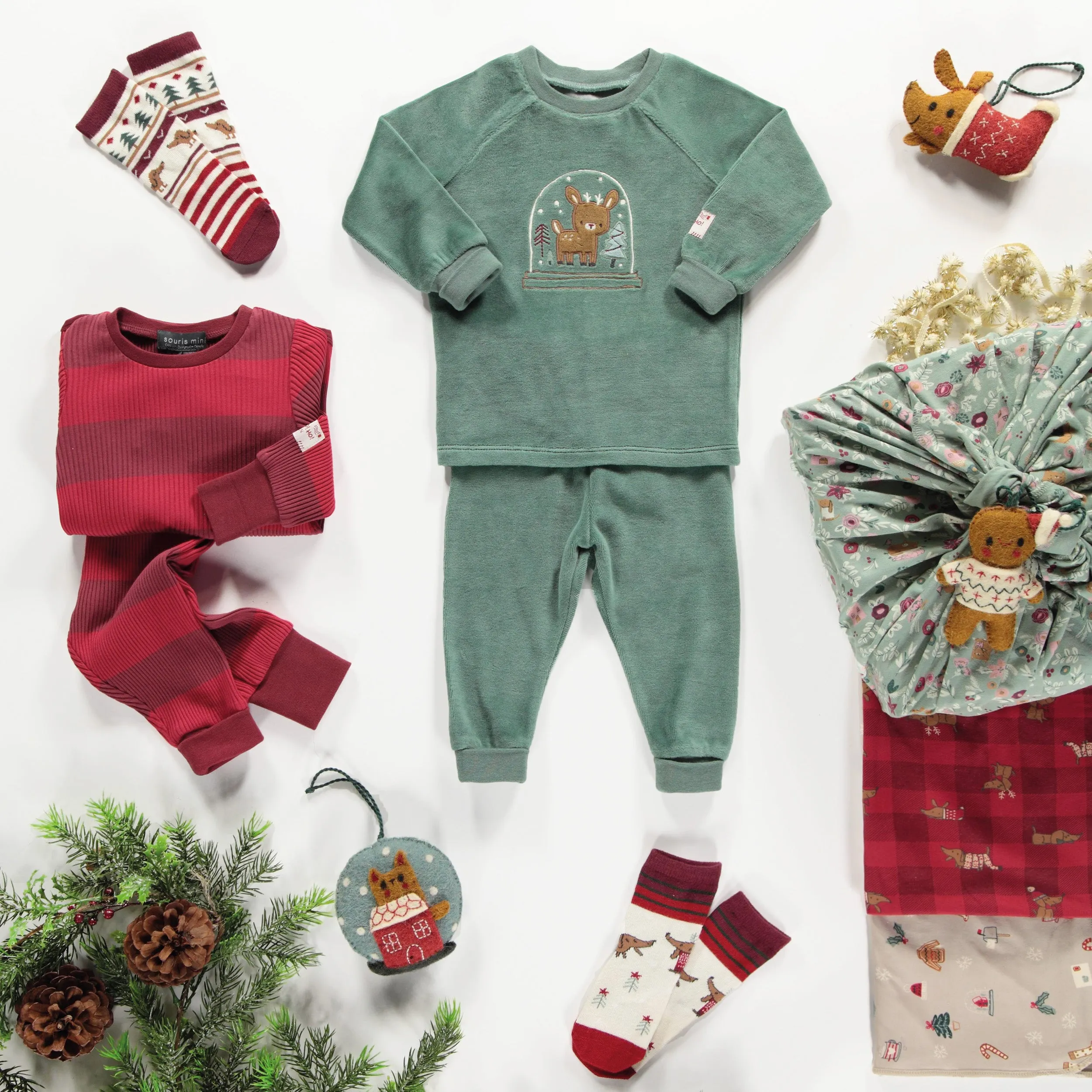 Pyjama des fêtes deux pièces vert forêt en velours, bébé || Forest green two piece holiday pajama in velvet, baby