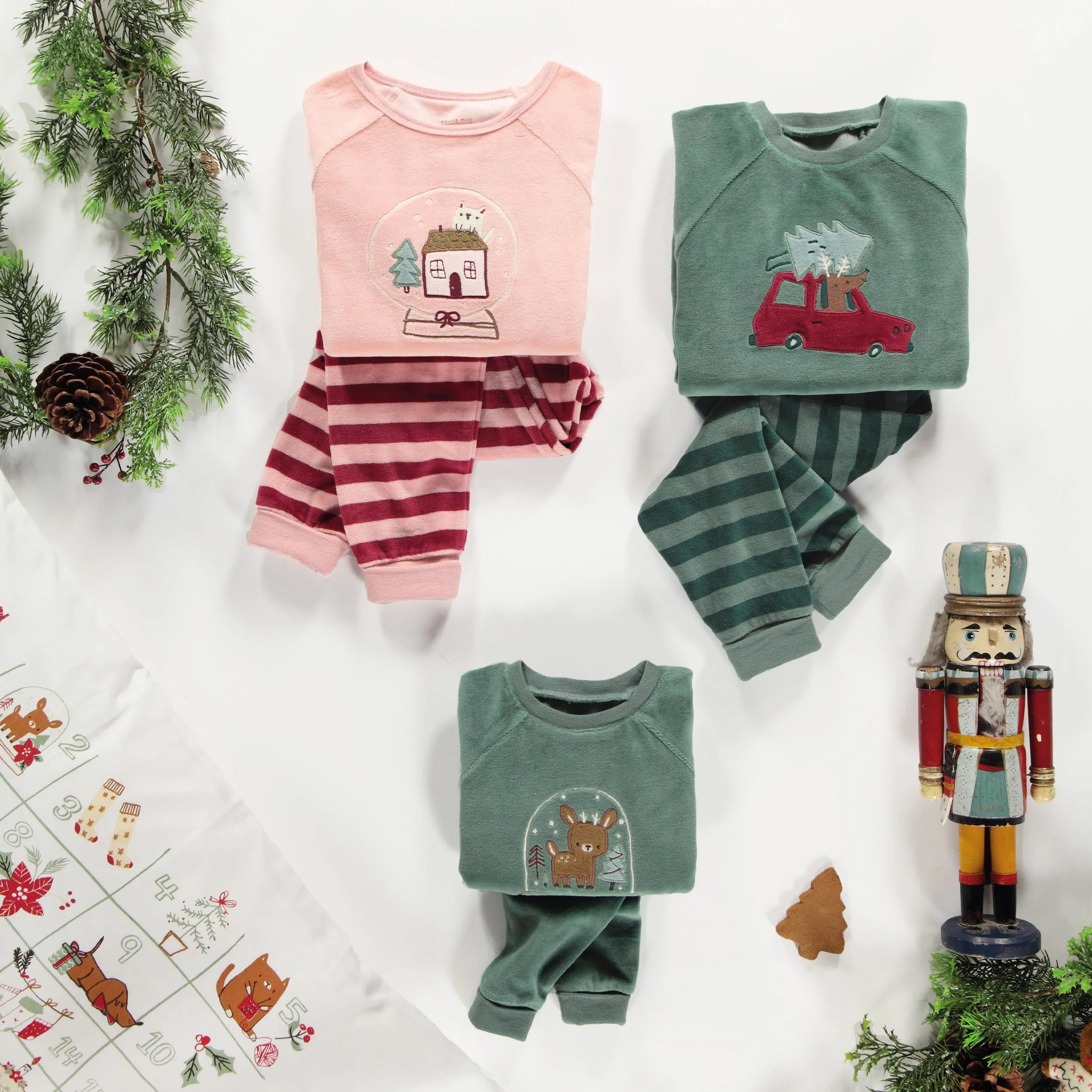 Pyjama des fêtes deux pièces vert forêt en velours, bébé || Forest green two piece holiday pajama in velvet, baby