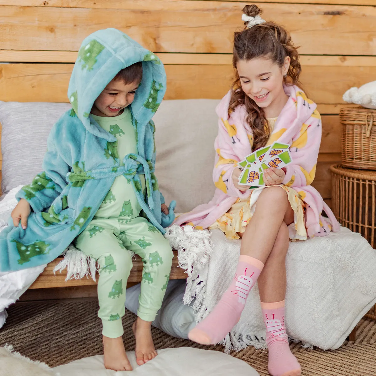Robe de chambre bleue à motifs de grenouilles en peluche, enfant || Blue plush dressing gown with frog all over print, child