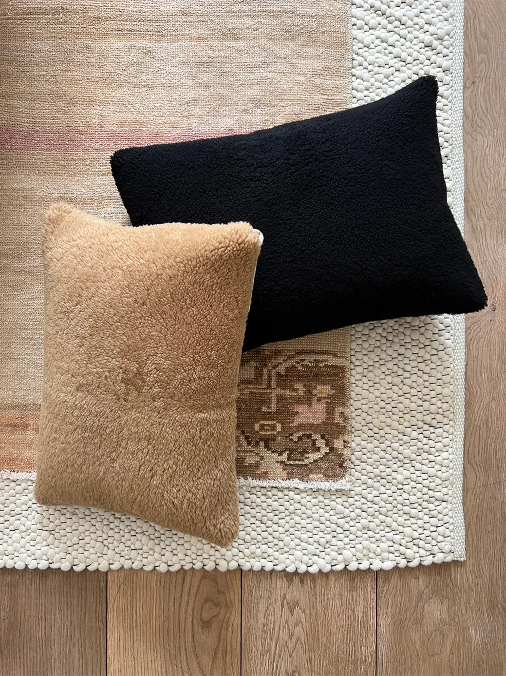 Shearling lumbar in black