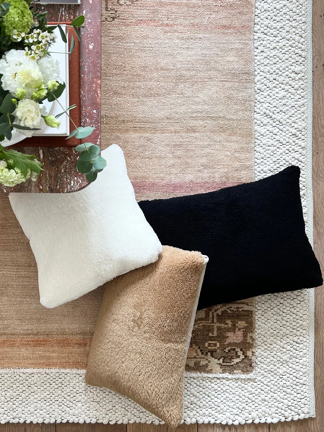 Shearling lumbar in black