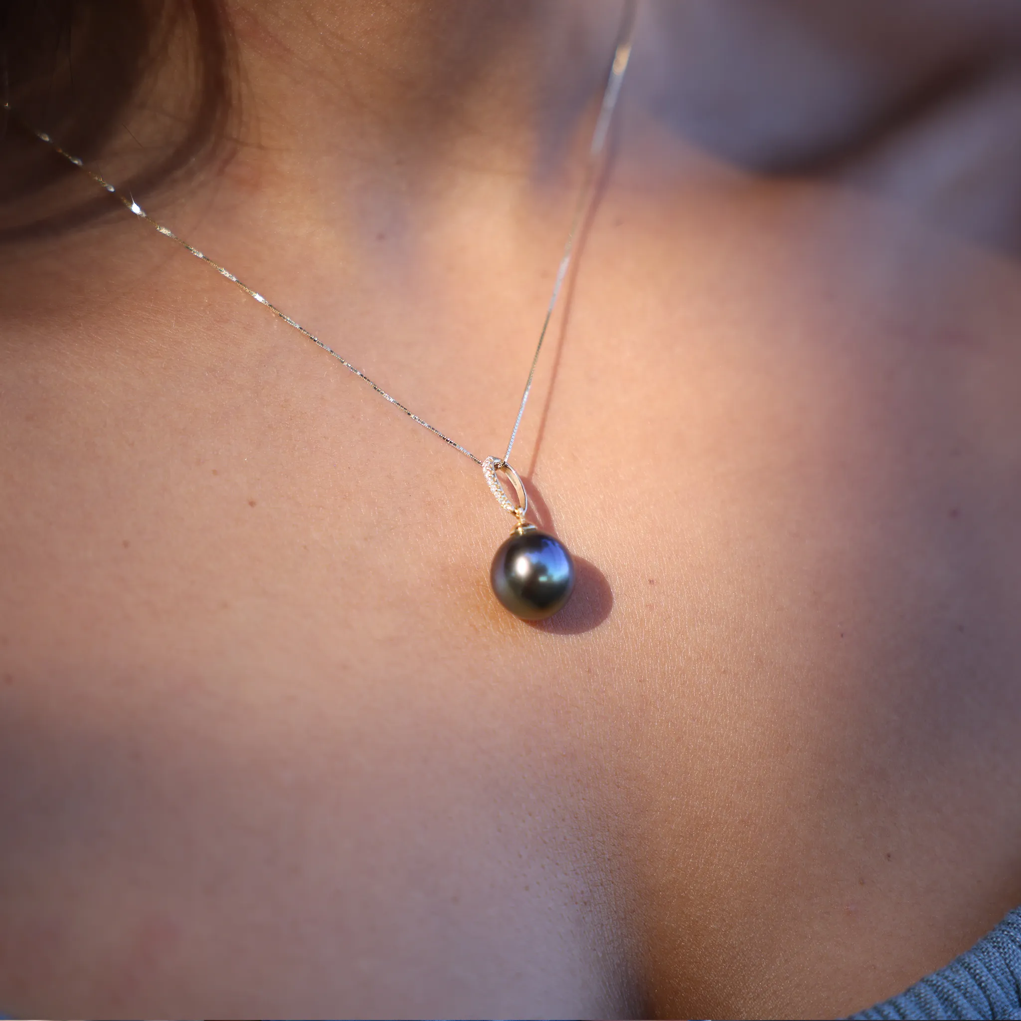 Tahitian Black Pearl Pendant in Gold with Diamonds - 12-14mm