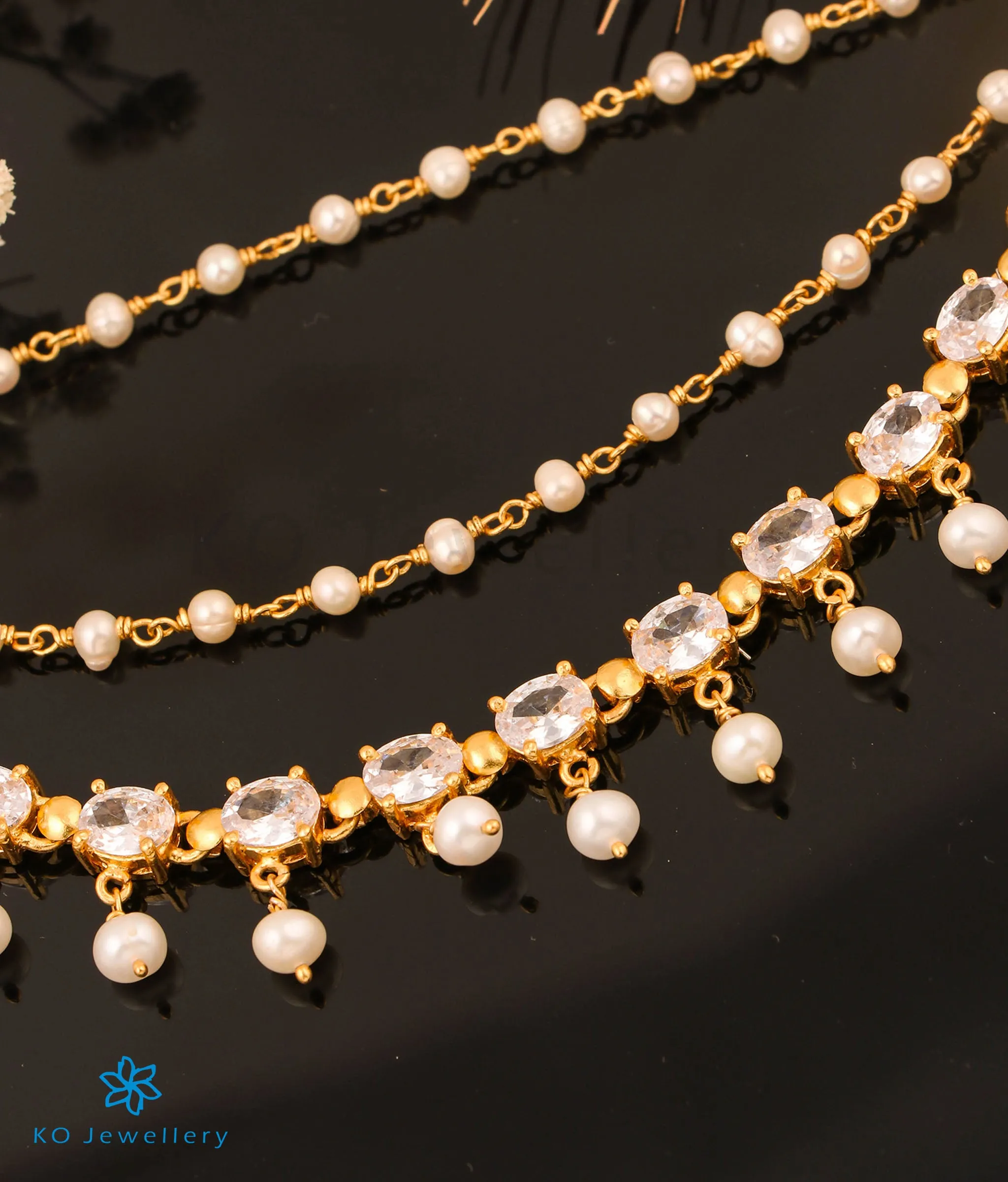 The Jivika Silver Ear chain (White/Pearl)