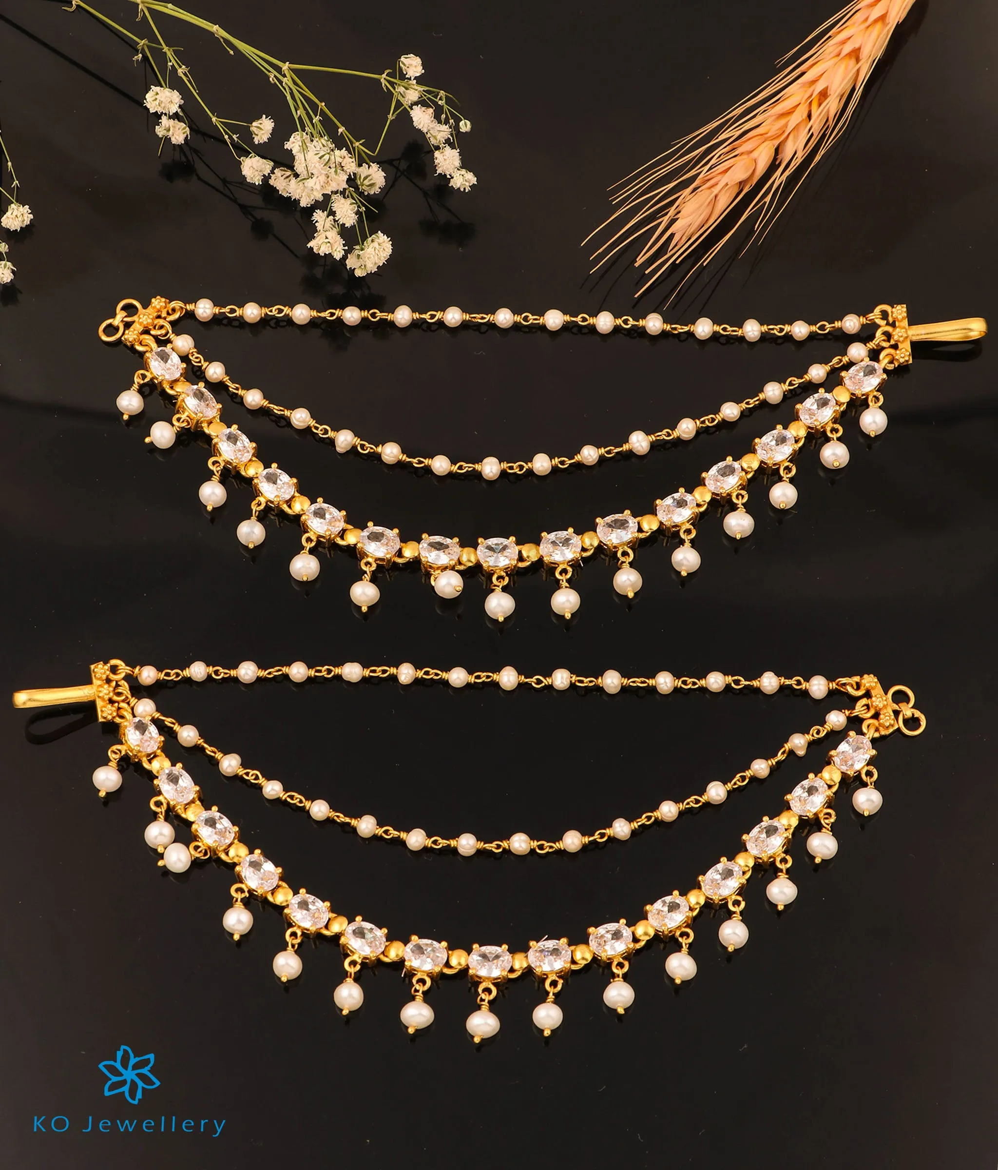 The Jivika Silver Ear chain (White/Pearl)