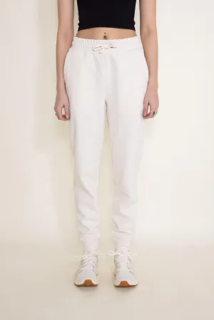 The North Face Heritage Patch Joggers for Women in White | NF0A81UZ-N3N