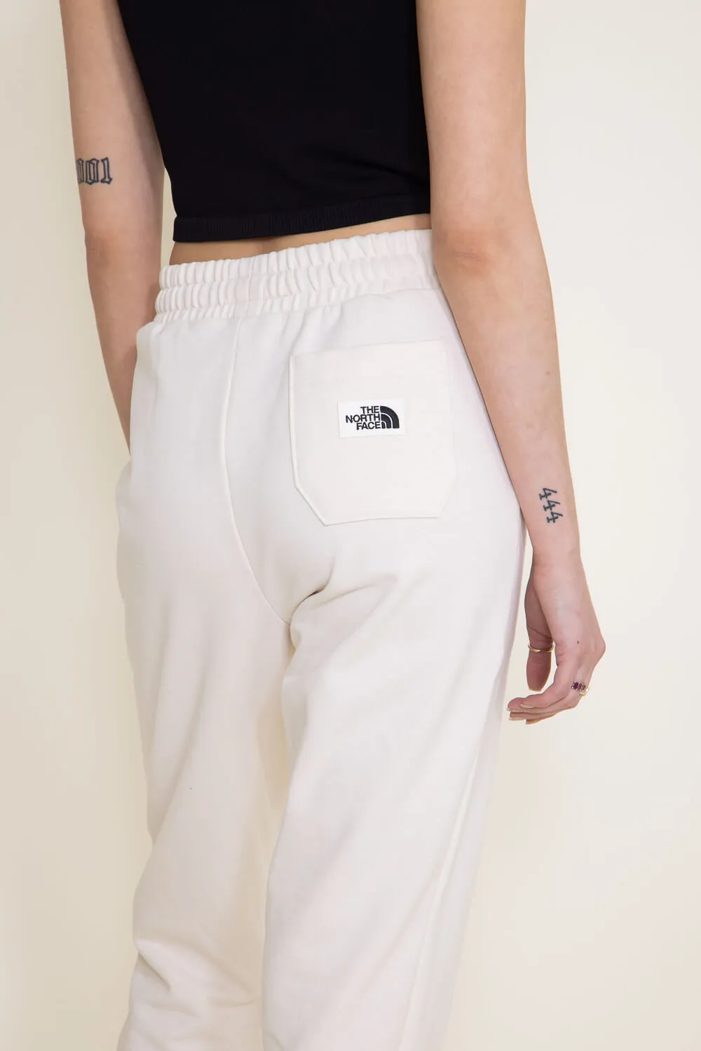The North Face Heritage Patch Joggers for Women in White | NF0A81UZ-N3N