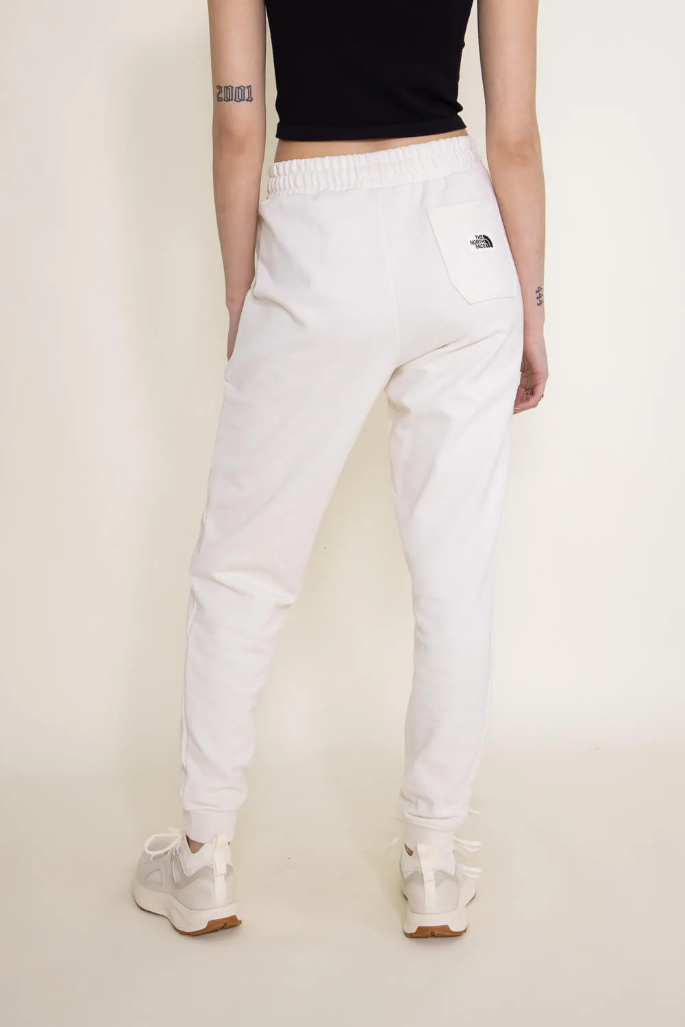The North Face Heritage Patch Joggers for Women in White | NF0A81UZ-N3N