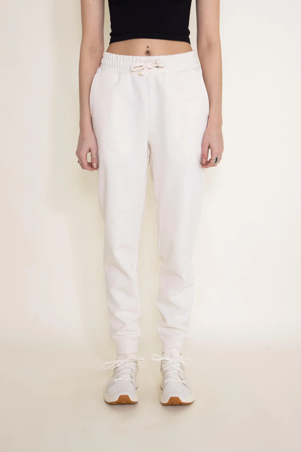 The North Face Heritage Patch Joggers for Women in White | NF0A81UZ-N3N