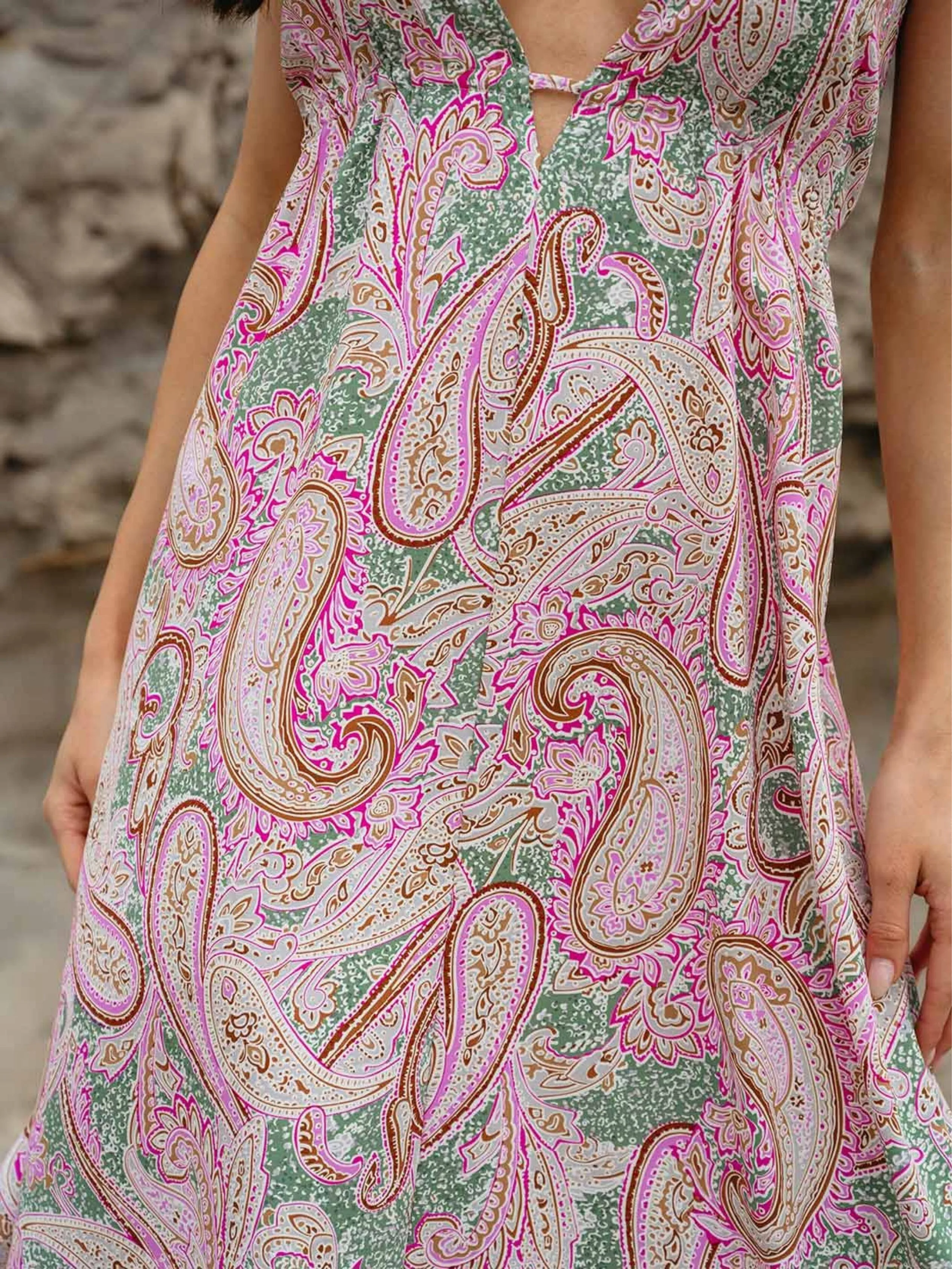WOMEN'S SLEEVELESS V-NECK PAISLEY PRINT MAXI DRESS