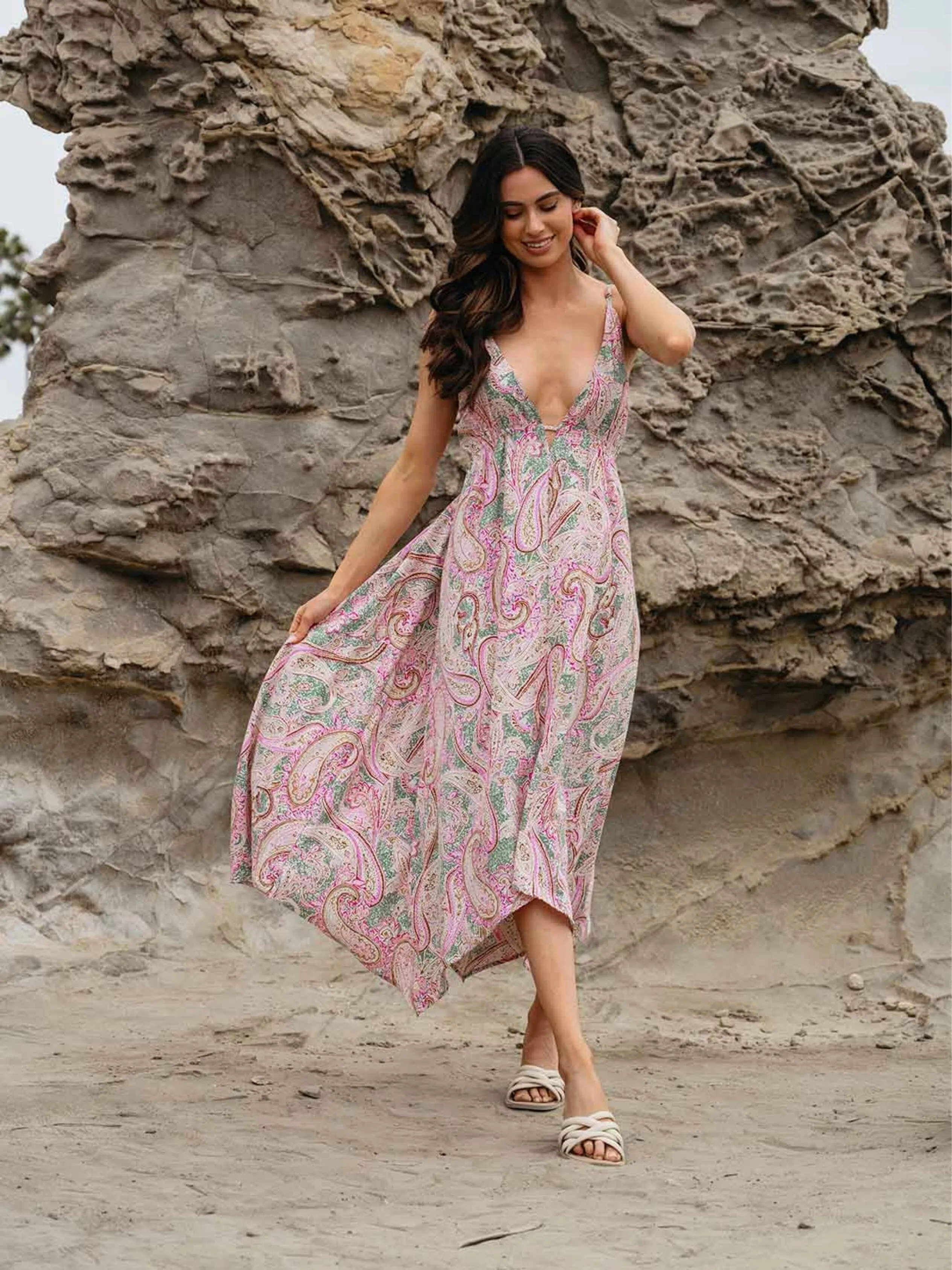 WOMEN'S SLEEVELESS V-NECK PAISLEY PRINT MAXI DRESS